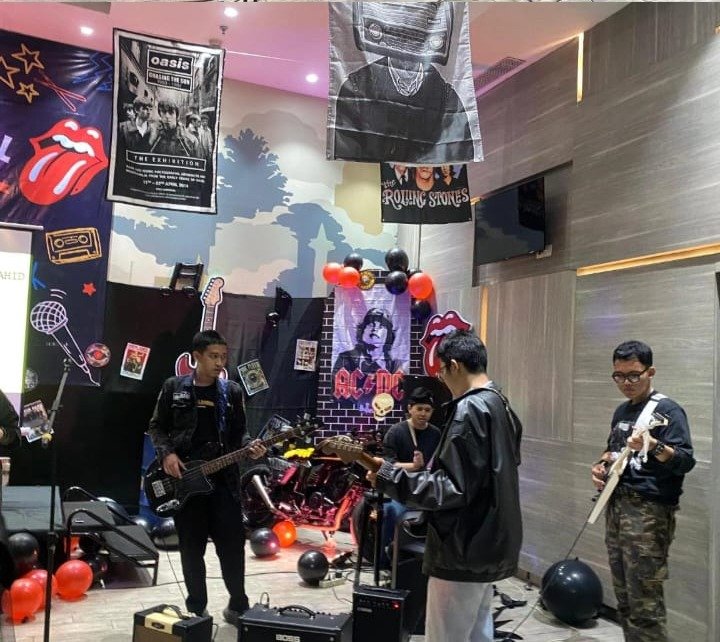 PERFORMANCE M1 BAND DALAM RANGKA ANNIVERSARY HOLIDAY INN EXPERESS WAHID HASYIM : ROCK AND ROLL