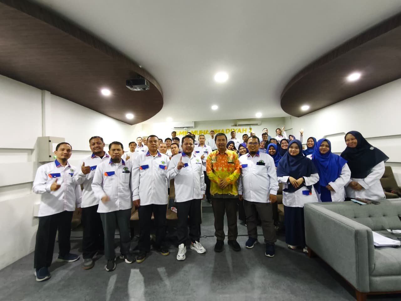 “BAWA PENDIDIKAN LOKAL KE KANCAH GLOBAL, Dr. Ir. M. BAKHRUN DAHLAN, MM TARGETKAN ALUMNI SMK MUHAMMADIYAH 1 DUNIA.”